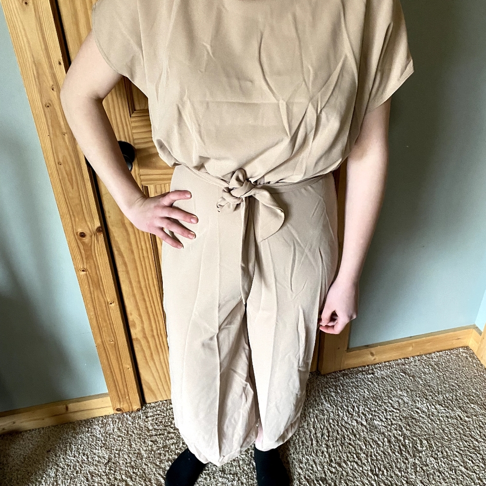 TIE BELT WIDE LEG SLEEVE
JUMPSUIT
Taupe